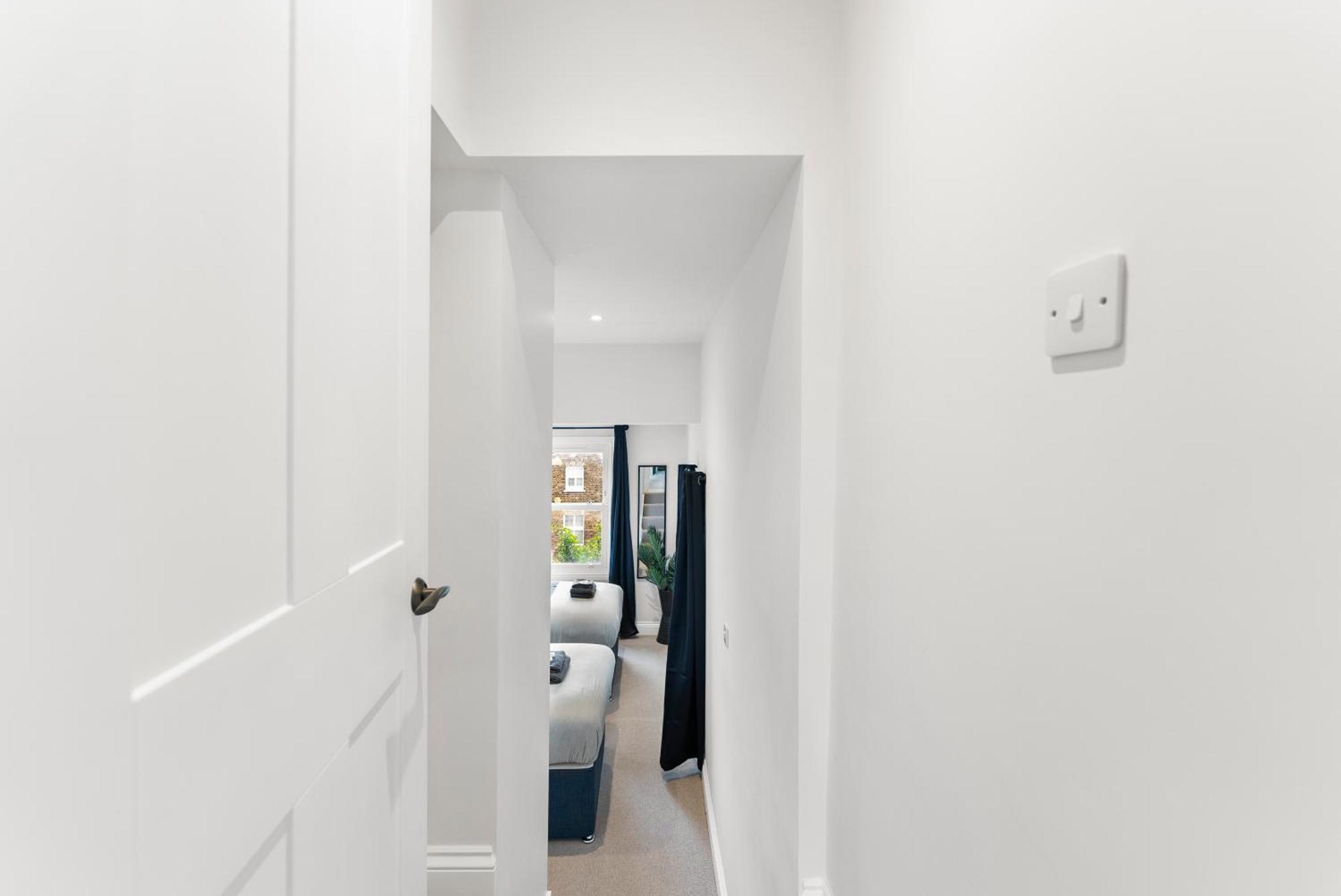 Peaceful Retreat With Balcony - Sleeps 9 Londra