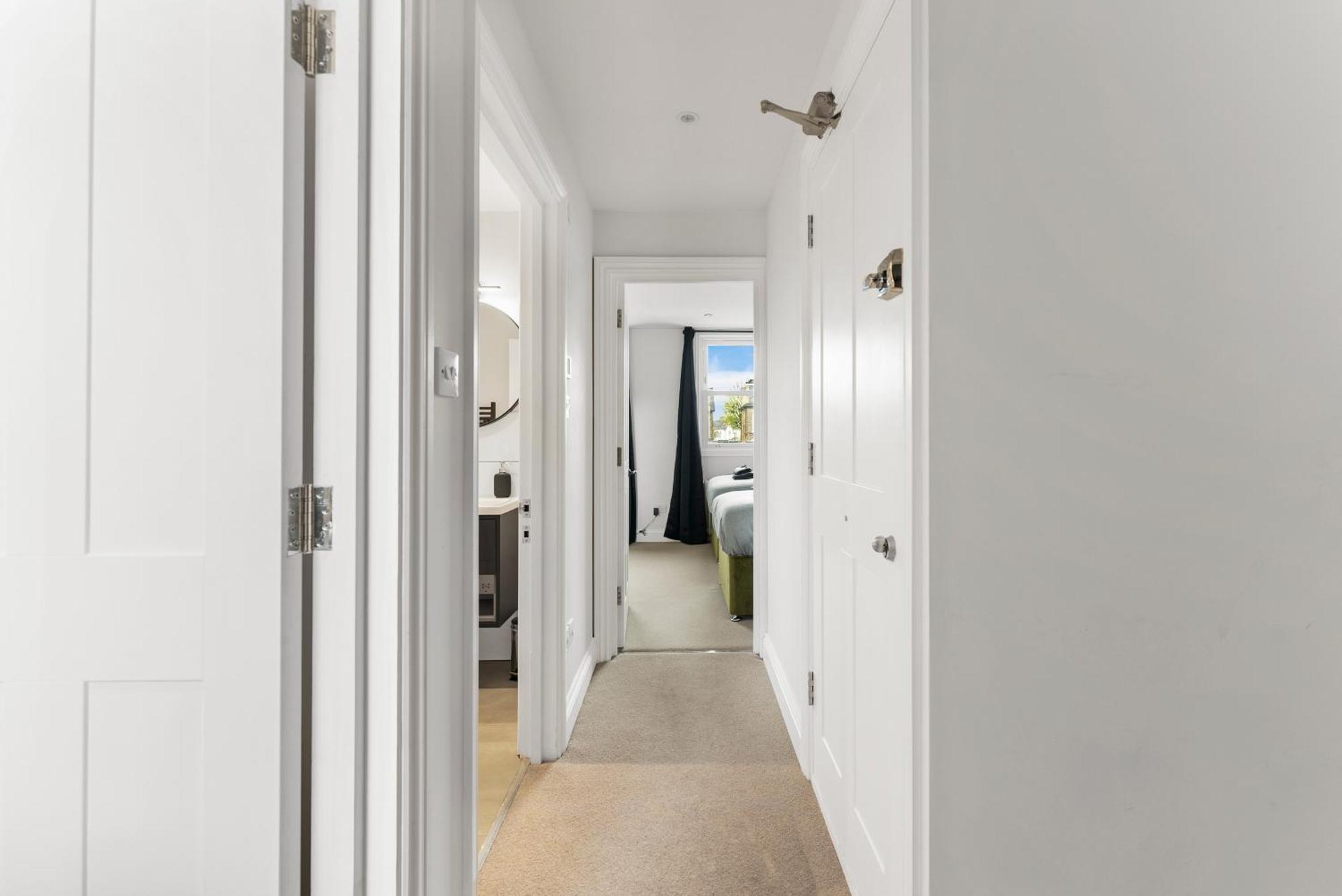 Peaceful Retreat With Balcony - Sleeps 9 Appartamento