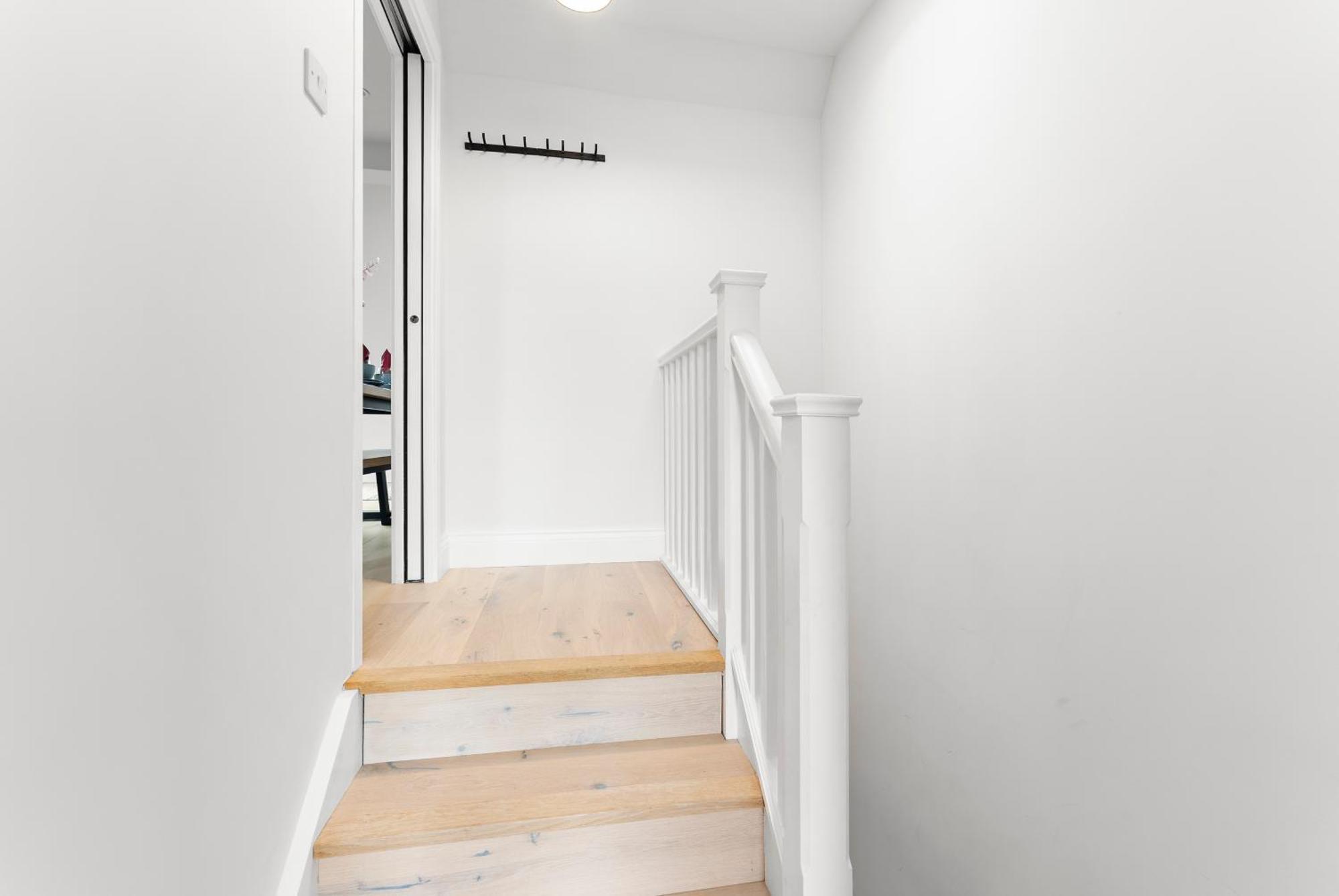 Peaceful Retreat With Balcony - Sleeps 9 Appartamento Londra