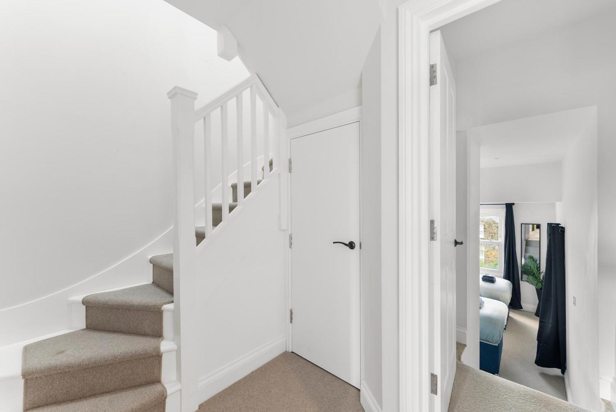 Peaceful Retreat With Balcony - Sleeps 9 Londra