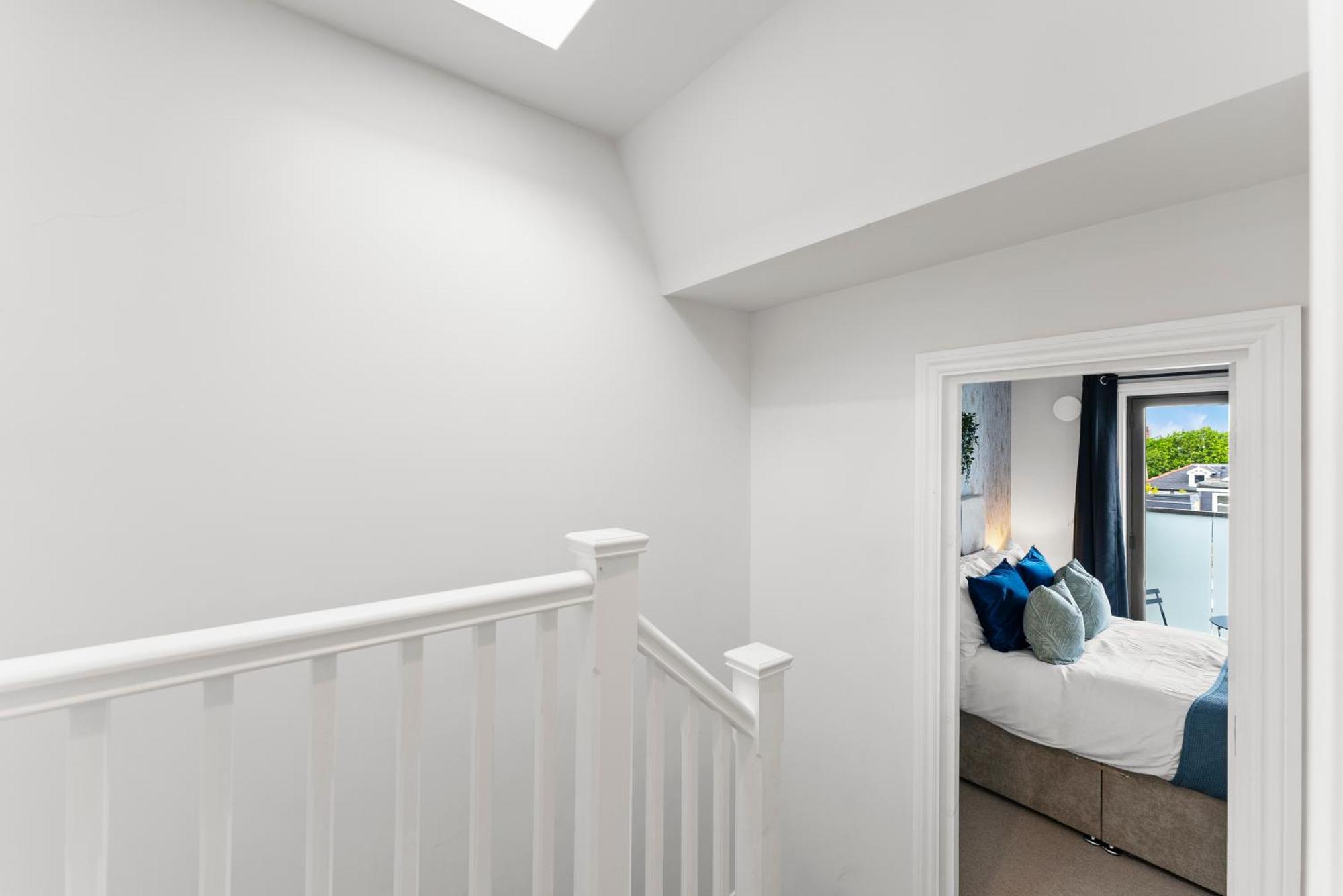 Peaceful Retreat With Balcony - Sleeps 9 Londra