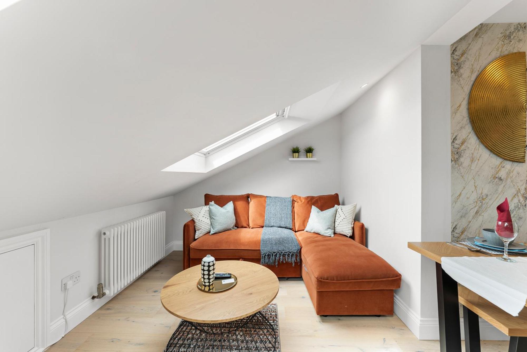 Peaceful Retreat With Balcony - Sleeps 9 * Londra