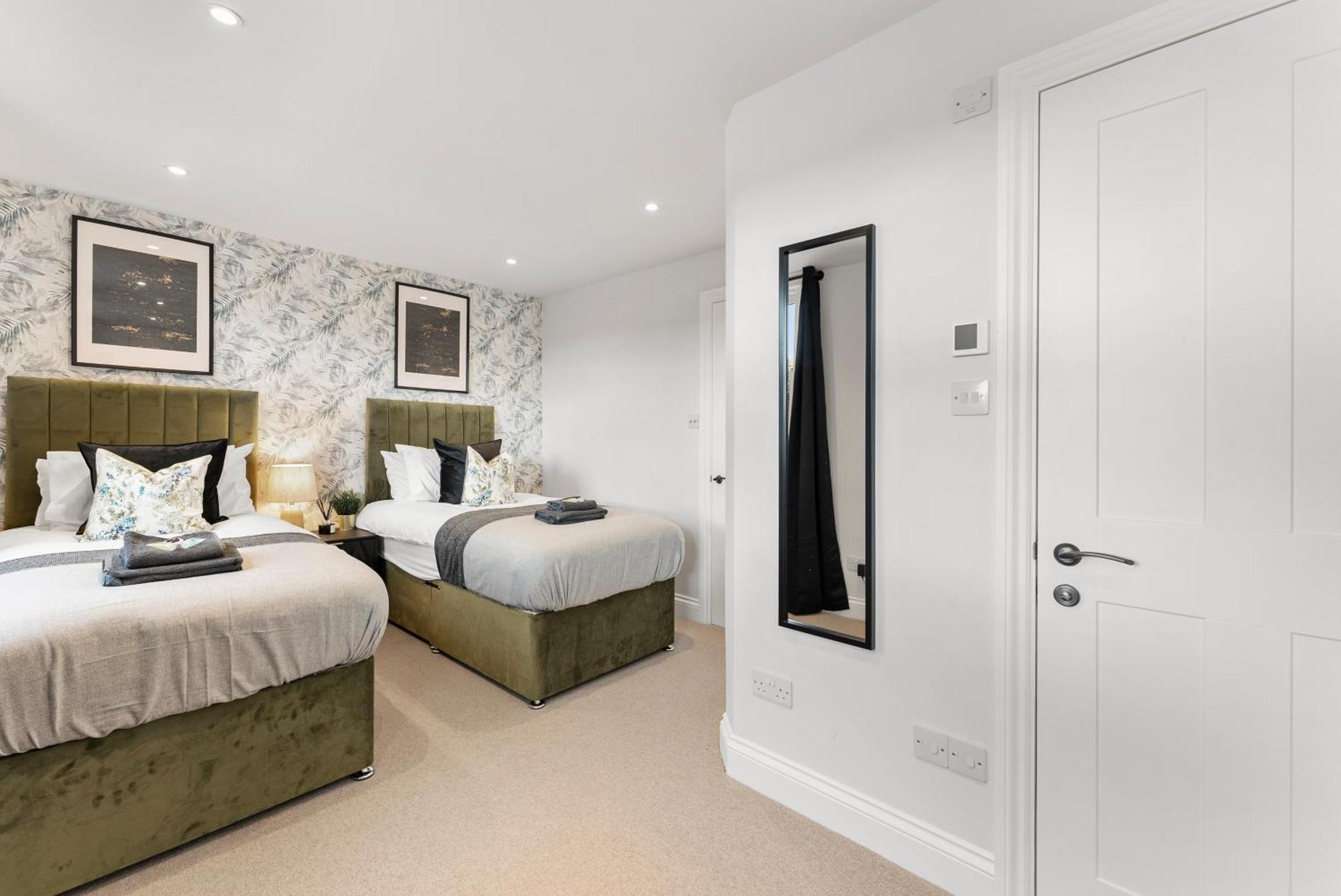 Peaceful Retreat With Balcony - Sleeps 9 Londra