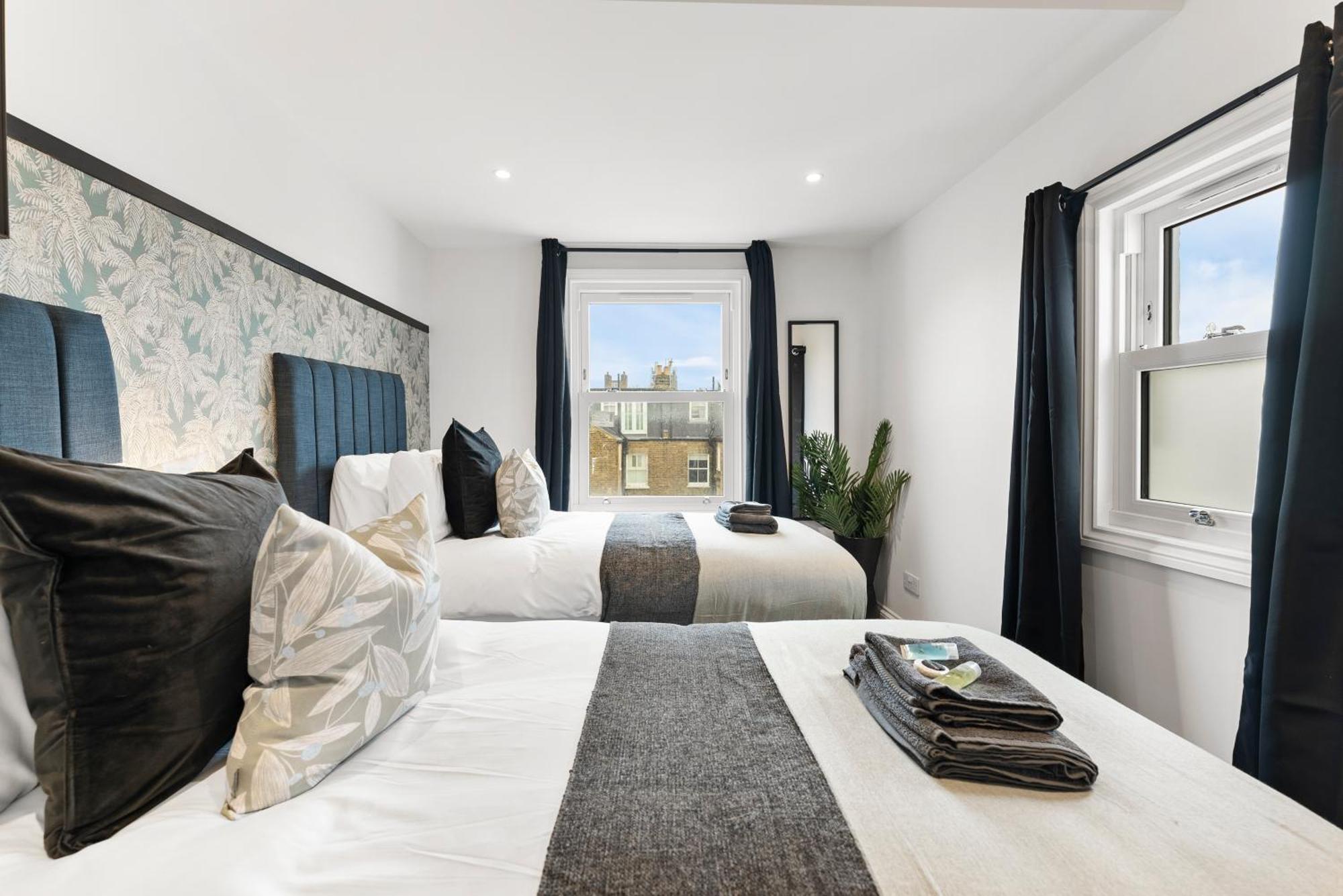Peaceful Retreat With Balcony - Sleeps 9 * Londra