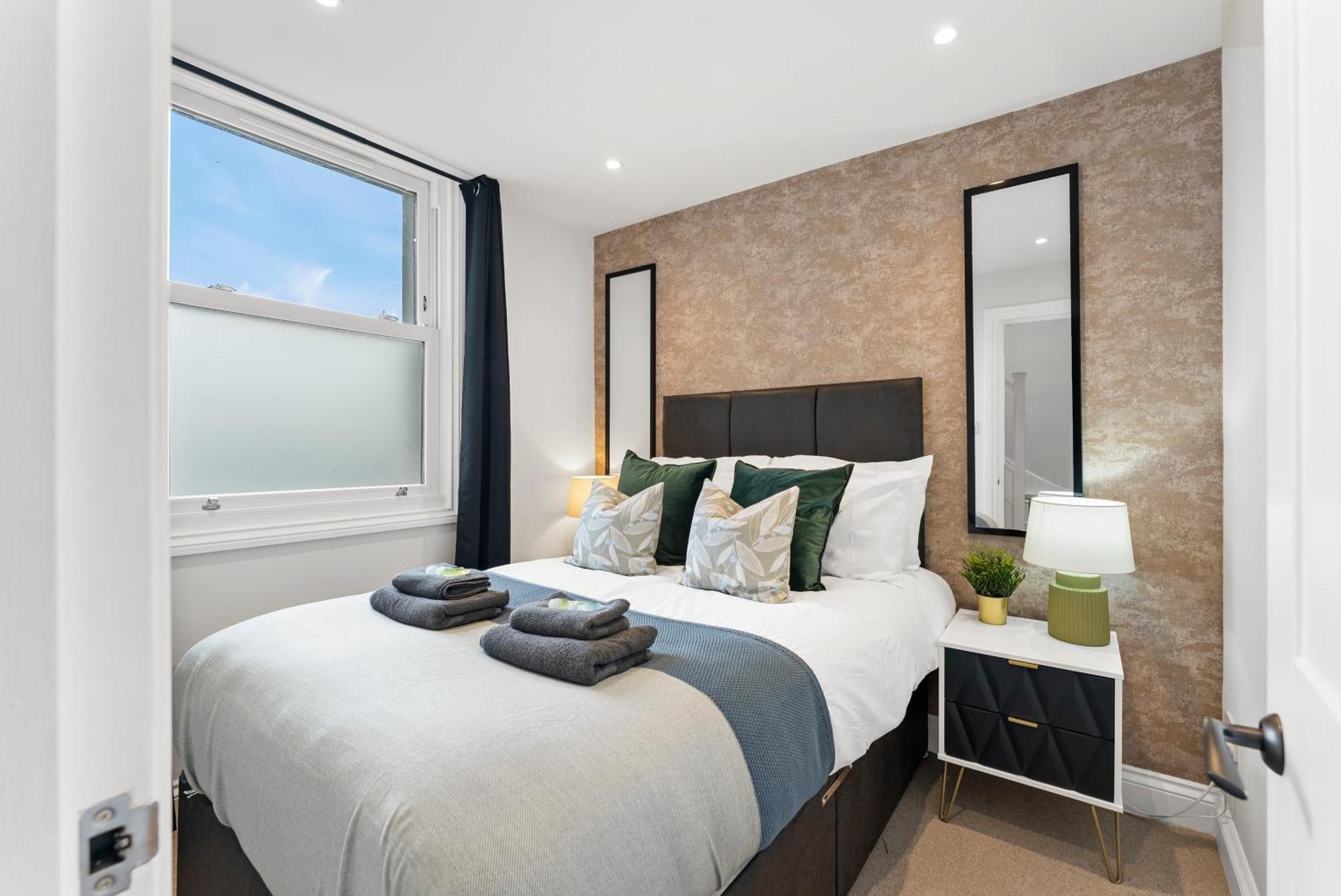 Peaceful Retreat With Balcony - Sleeps 9 Appartamento *