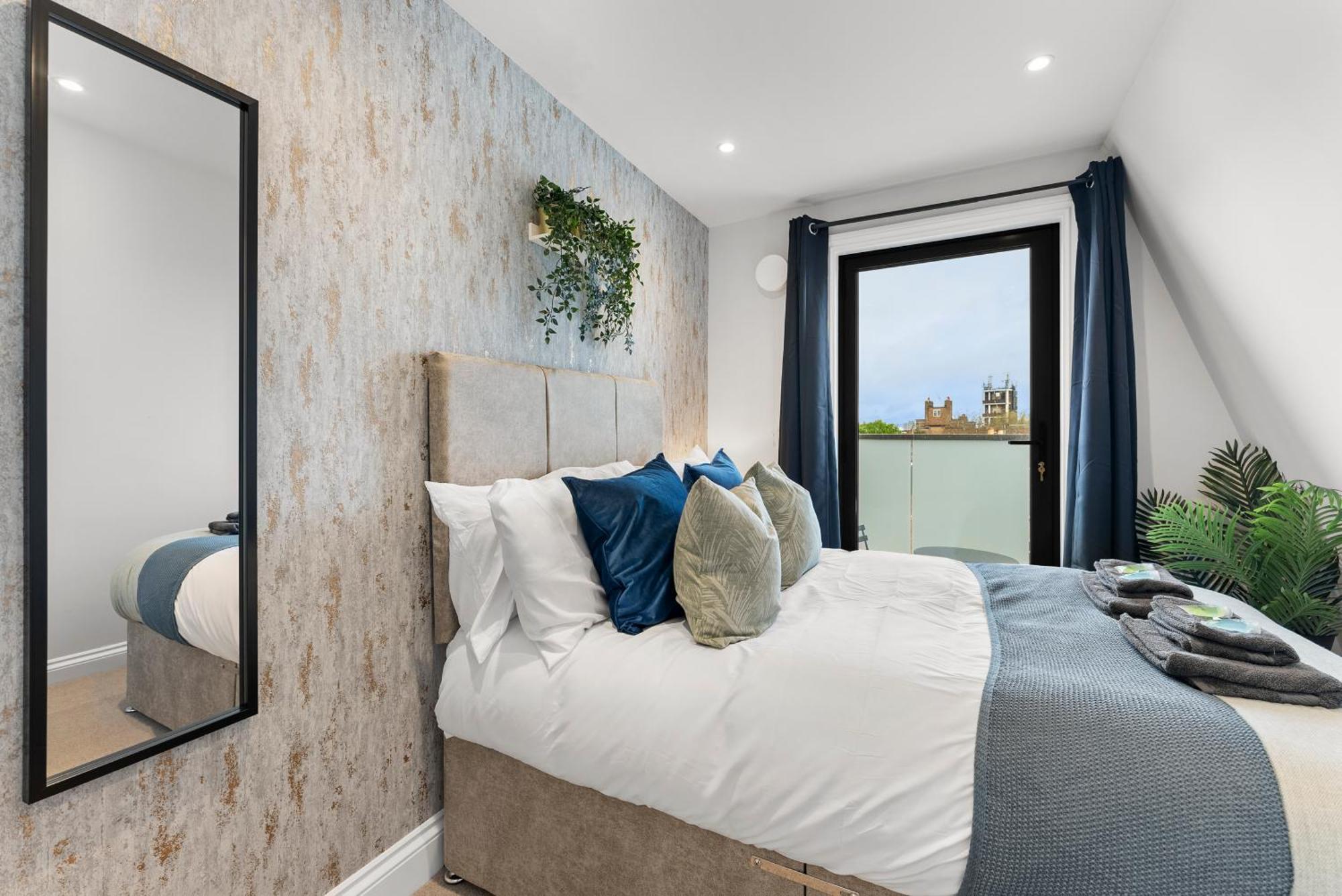 Peaceful Retreat With Balcony - Sleeps 9 Appartamento Londra